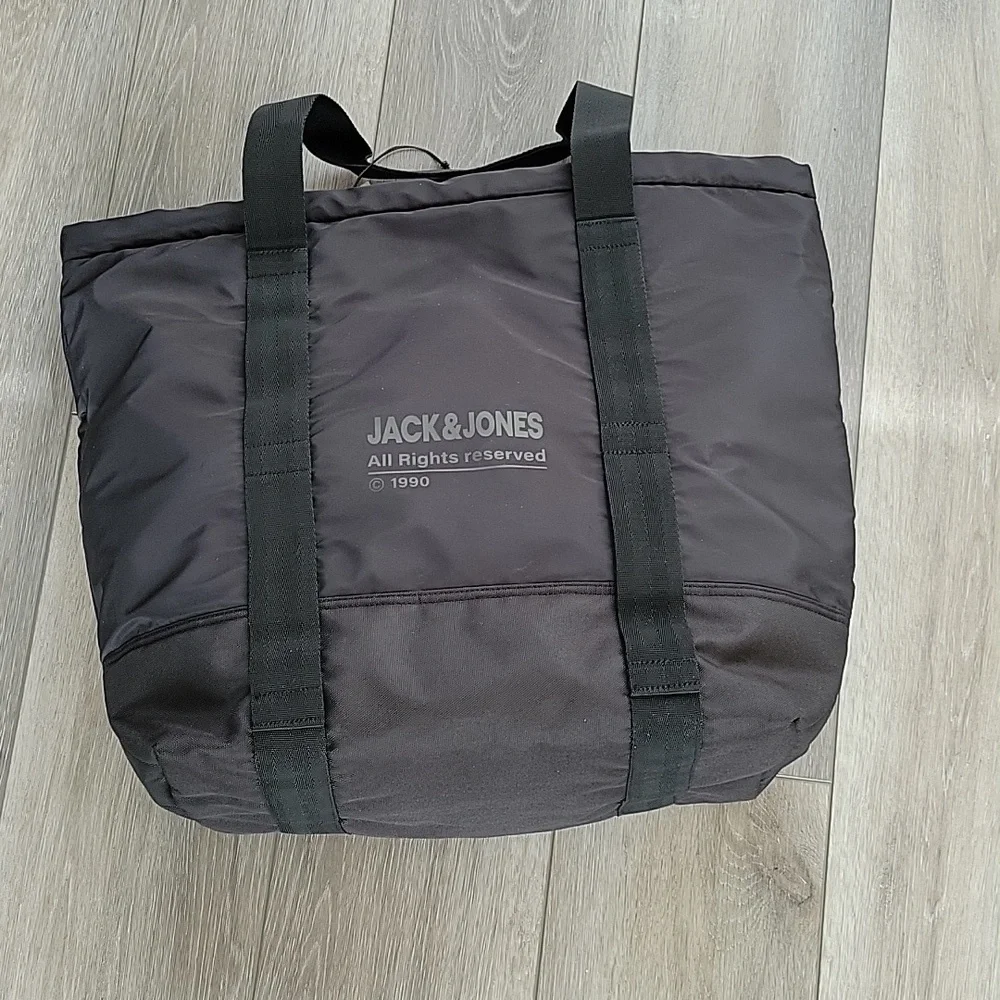 Jack & Jones black zippered travel bag jaczody style 12205538